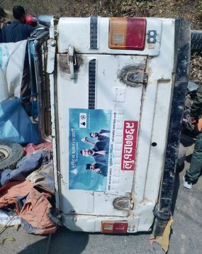 प्यूठानको टिकुरी नजिकै रास्वपाको प्रचार गर्दै हिडेको गाडीले ठक्कर दिदा चार जना घाईते