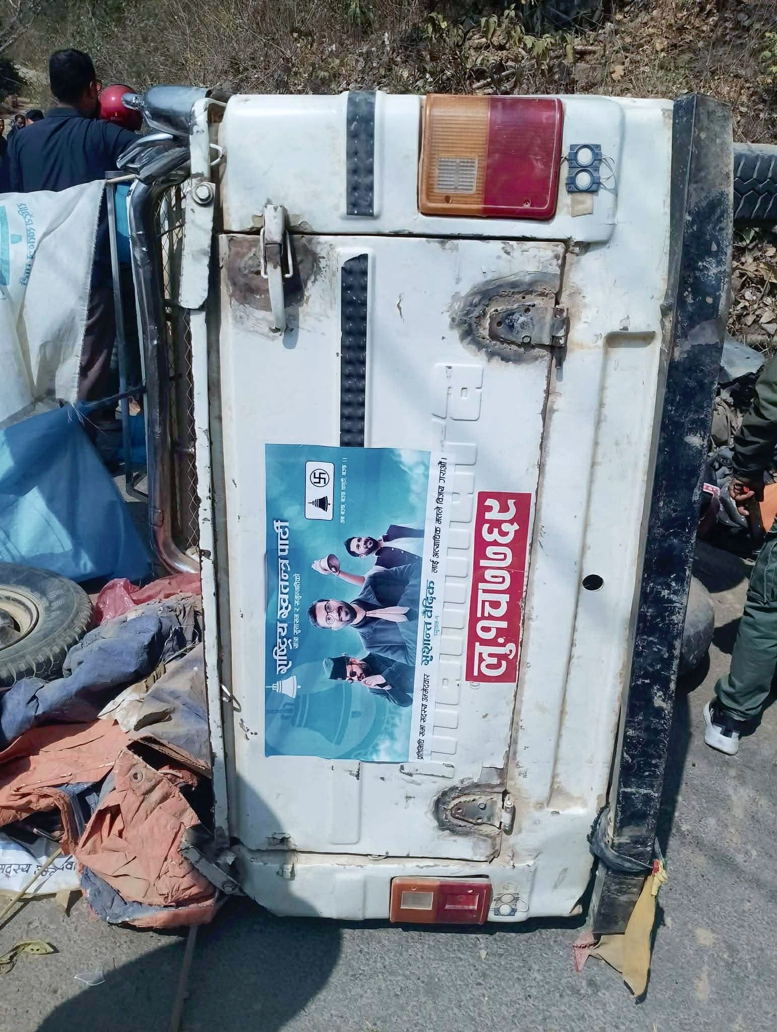 प्यूठानको टिकुरी नजिकै रास्वपाको प्रचार गर्दै हिडेको गाडीले ठक्कर दिदा चार जना घाईते